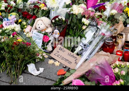 Munich, Bavière, Allemagne. 16 février 2025. Panneau disant wir stehen zusammen - nous sommes ensemble à la commémoration avec des fleurs et des bougies sur les lieux d'un attentat terroriste présumé dans la capitale bavaroise Munich le 13 février. Un afghan de 24 ans a blessé plusieurs personnes assistant à une manifestation de VERDI avec une voiture, une femme de 37 ans et un enfant de 2 ans ont succombé à leurs blessures deux jours plus tard. (Crédit image : © Andreas Stroh/ZUMA Press Wire) USAGE ÉDITORIAL SEULEMENT! Non destiné à UN USAGE commercial ! Banque D'Images