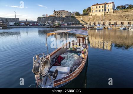 Petit bateau de pêche traditionnel à Port Tino Rossi, le port de pêche et de plaisance près de la citadelle d'Ajaccio, Corse, France, Europe Banque D'Images