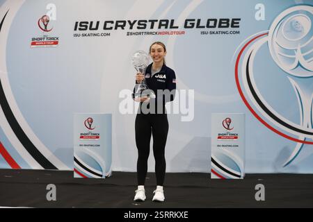 16 février 2025, Assago, Lombardie, Italie : KRISTEN SANTOS-GRISWOLD des États-Unis (USA) est la gagnante du prix ISU Short Track Crystal Globe dans la catégorie femme pour la saison 2024/2025 et lève son trophée au Forum Unipol à Assago, Italie (crédit image : © Mickael Chavet/ZUMA Press Wire) USAGE ÉDITORIAL SEULEMENT! Non destiné à UN USAGE commercial ! Banque D'Images
