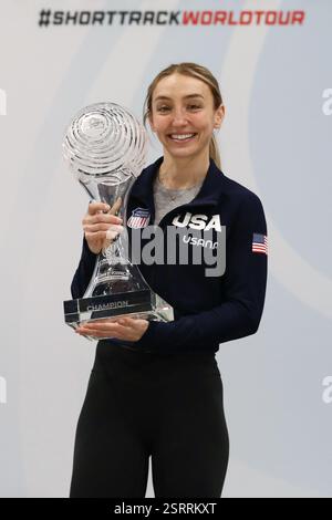 16 février 2025, Assago, Lombardie, Italie : KRISTEN SANTOS-GRISWOLD des États-Unis (USA) est la gagnante du prix ISU Short Track Crystal Globe dans la catégorie femme pour la saison 2024/2025 et lève son trophée au Forum Unipol à Assago, Italie (crédit image : © Mickael Chavet/ZUMA Press Wire) USAGE ÉDITORIAL SEULEMENT! Non destiné à UN USAGE commercial ! Banque D'Images