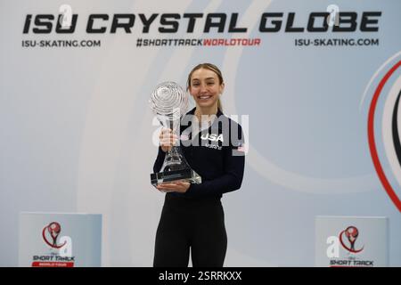 16 février 2025, Assago, Lombardie, Italie : KRISTEN SANTOS-GRISWOLD des États-Unis (USA) est la gagnante du prix ISU Short Track Crystal Globe dans la catégorie femme pour la saison 2024/2025 et lève son trophée au Forum Unipol à Assago, Italie (crédit image : © Mickael Chavet/ZUMA Press Wire) USAGE ÉDITORIAL SEULEMENT! Non destiné à UN USAGE commercial ! Banque D'Images