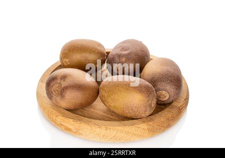 Cinq kiwis sur un plateau en bois isolé sur fond blanc, gros plan. Banque D'Images