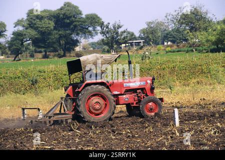 Tracteur Mahindra B275DI champ de labourage, Theur, Pune, Maharashtra, Inde, Asie Banque D'Images