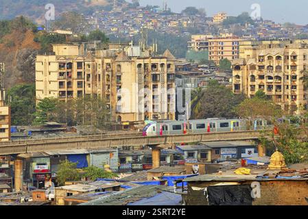Metro train près de la gare la plus Asalpha, Mumbai, Maharashtra, Inde, Asie Banque D'Images