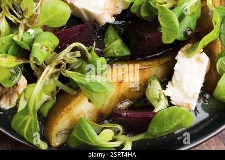 Salade de betterave rôtie, poire, laitue d'agneau, fromage Banque D'Images