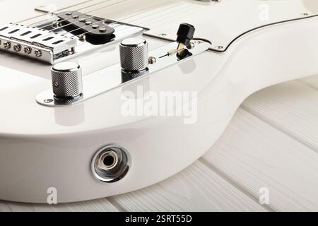 électronique de guitare électrique blanche sur fond de bois Banque D'Images
