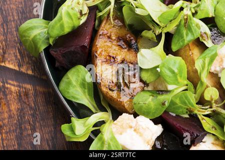 Salade de betterave rôtie, poire, laitue d'agneau, fromage Banque D'Images
