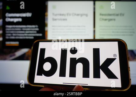 Roosendaal, pays-Bas - 16 février 2025:Un téléphone portable affichant le logo de Blink Charging, avec le site Web de la société en arrière-plan. Banque D'Images
