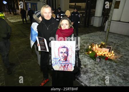 Varsovie, Pologne. 16 février 2025. Plusieurs centaines de personnes se réunissent devant l'ambassade de Russie à Varsovie, en Pologne, le 16 février 2025 pour marquer le premier anniversaire d'Alexei Navalny. (Photo de Jaap Arriens/Sipa USA) crédit : Sipa USA/Alamy Live News Banque D'Images