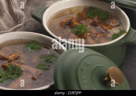 Soupe aux champignons chanterelles de près Banque D'Images