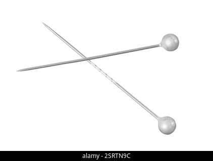 Deux épingles métalliques croisées avec des têtes rondes reposant sur un fond blanc, créant une image simple mais saisissante Banque D'Images