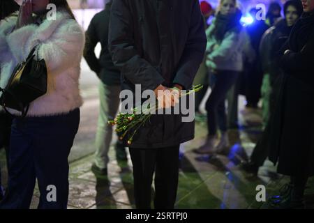 Varsovie, Pologne. 16 février 2025. Plusieurs centaines de personnes se réunissent devant l'ambassade de Russie à Varsovie, en Pologne, le 16 février 2025 pour marquer le premier anniversaire d'Alexei Navalny. (Photo de Jaap Arriens/Sipa USA) crédit : Sipa USA/Alamy Live News Banque D'Images