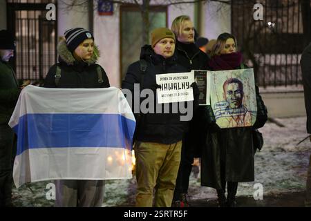 Varsovie, Pologne. 16 février 2025. Plusieurs centaines de personnes se réunissent devant l'ambassade de Russie à Varsovie, en Pologne, le 16 février 2025 pour marquer le premier anniversaire d'Alexei Navalny. (Photo de Jaap Arriens/Sipa USA) crédit : Sipa USA/Alamy Live News Banque D'Images