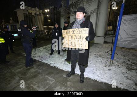 Varsovie, Pologne. 16 février 2025. Plusieurs centaines de personnes se réunissent devant l'ambassade de Russie à Varsovie, en Pologne, le 16 février 2025 pour marquer le premier anniversaire d'Alexei Navalny. (Photo de Jaap Arriens/Sipa USA) crédit : Sipa USA/Alamy Live News Banque D'Images