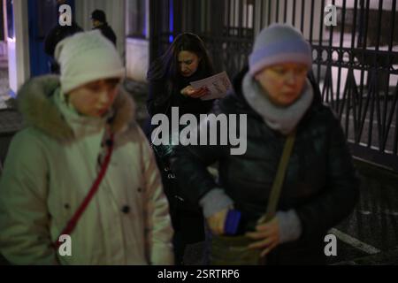 Varsovie, Pologne. 16 février 2025. Plusieurs centaines de personnes se réunissent devant l'ambassade de Russie à Varsovie, en Pologne, le 16 février 2025 pour marquer le premier anniversaire d'Alexei Navalny. (Photo de Jaap Arriens/Sipa USA) crédit : Sipa USA/Alamy Live News Banque D'Images