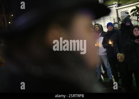 Varsovie, Pologne. 16 février 2025. Plusieurs centaines de personnes se réunissent devant l'ambassade de Russie à Varsovie, en Pologne, le 16 février 2025 pour marquer le premier anniversaire d'Alexei Navalny. (Photo de Jaap Arriens/Sipa USA) crédit : Sipa USA/Alamy Live News Banque D'Images