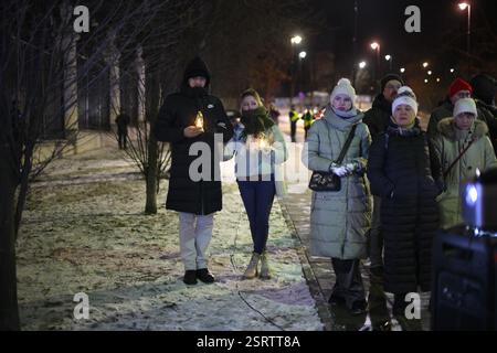Varsovie, Pologne. 16 février 2025. Plusieurs centaines de personnes se réunissent devant l'ambassade de Russie à Varsovie, en Pologne, le 16 février 2025 pour marquer le premier anniversaire d'Alexei Navalny. (Photo de Jaap Arriens/Sipa USA) crédit : Sipa USA/Alamy Live News Banque D'Images