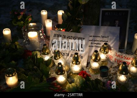Varsovie, Pologne. 16 février 2025. Plusieurs centaines de personnes se réunissent devant l'ambassade de Russie à Varsovie, en Pologne, le 16 février 2025 pour marquer le premier anniversaire d'Alexei Navalny. (Photo de Jaap Arriens/Sipa USA) crédit : Sipa USA/Alamy Live News Banque D'Images