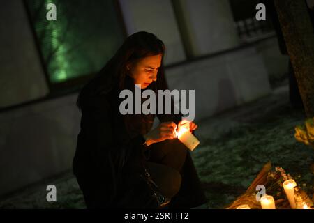 Varsovie, Pologne. 16 février 2025. Plusieurs centaines de personnes se réunissent devant l'ambassade de Russie à Varsovie, en Pologne, le 16 février 2025 pour marquer le premier anniversaire d'Alexei Navalny. (Photo de Jaap Arriens/Sipa USA) crédit : Sipa USA/Alamy Live News Banque D'Images