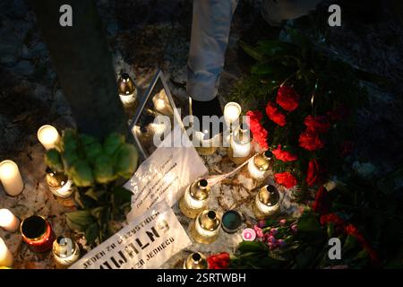 Varsovie, Pologne. 16 février 2025. Plusieurs centaines de personnes se réunissent devant l'ambassade de Russie à Varsovie, en Pologne, le 16 février 2025 pour marquer le premier anniversaire d'Alexei Navalny. (Photo de Jaap Arriens/Sipa USA) crédit : Sipa USA/Alamy Live News Banque D'Images