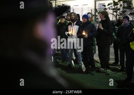 Varsovie, Pologne. 16 février 2025. Plusieurs centaines de personnes se réunissent devant l'ambassade de Russie à Varsovie, en Pologne, le 16 février 2025 pour marquer le premier anniversaire d'Alexei Navalny. (Photo de Jaap Arriens/Sipa USA) crédit : Sipa USA/Alamy Live News Banque D'Images