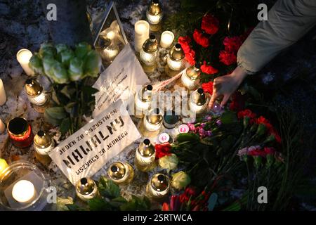 Varsovie, Pologne. 16 février 2025. Plusieurs centaines de personnes se réunissent devant l'ambassade de Russie à Varsovie, en Pologne, le 16 février 2025 pour marquer le premier anniversaire d'Alexei Navalny. (Photo de Jaap Arriens/Sipa USA) crédit : Sipa USA/Alamy Live News Banque D'Images