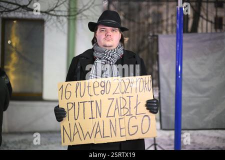 Varsovie, Pologne. 16 février 2025. Plusieurs centaines de personnes se réunissent devant l'ambassade de Russie à Varsovie, en Pologne, le 16 février 2025 pour marquer le premier anniversaire d'Alexei Navalny. (Photo de Jaap Arriens/Sipa USA) crédit : Sipa USA/Alamy Live News Banque D'Images