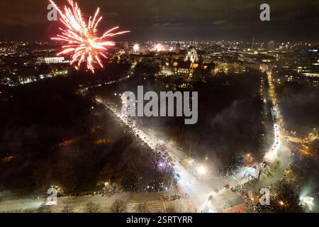 Un feu d'artifice vibrant illuminant le paysage urbain la nuit crée le Maschsee de Hanovre souvenirs durables Banque D'Images