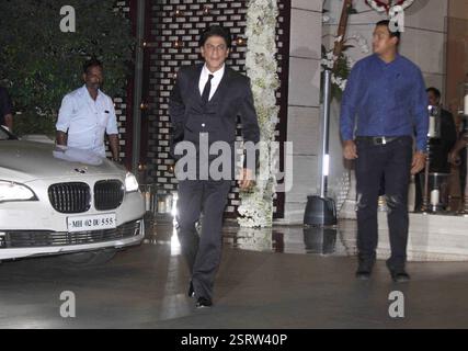 L'acteur de Bollywood Shahrukh Khan au cours de la célébration de mariage de cricket Harbhajan Singh et Rohit Sharma à Mumbai Banque D'Images