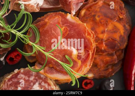 Une pile de différents embutido espagnols, jamon, chorizo et lomo embuchado Banque D'Images