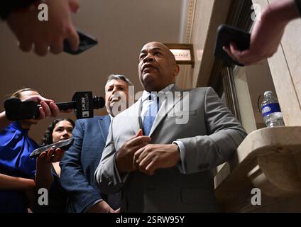 Albany, New York, États-Unis. 15 février 2025. CARL HEASTIE, Président de l'Assemblée de New York, d-Bronx, s'adresse aux journalistes lors d'un week-end de la Conférence législative au Capitole de l'État, à Albany, New York (crédit image : © Hans Pennink/ZUMA Press Wire) USAGE ÉDITORIAL SEULEMENT! Non destiné à UN USAGE commercial ! Banque D'Images