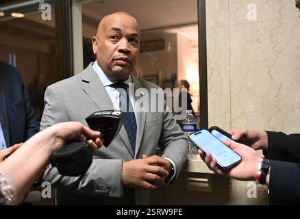 Albany, New York, États-Unis. 15 février 2025. CARL HEASTIE, Président de l'Assemblée de New York, d-Bronx, s'adresse aux journalistes lors d'un week-end de la Conférence législative au Capitole de l'État, à Albany, New York (crédit image : © Hans Pennink/ZUMA Press Wire) USAGE ÉDITORIAL SEULEMENT! Non destiné à UN USAGE commercial ! Banque D'Images
