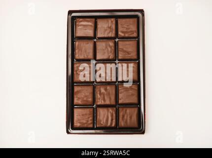 Chocolats dans une boîte. Un ensemble de bonbons avec remplissage blanc. Banque D'Images