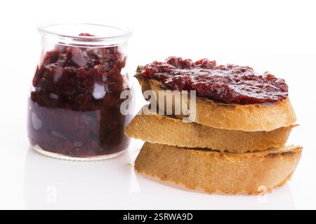 Pain avec confiture de cerises douces Banque D'Images