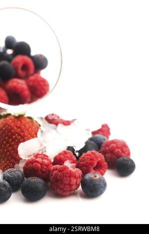 Libre tourné de framboises, mûres et fraises Banque D'Images