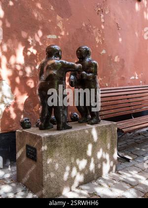 Stockholm, Suède - 23 mai 2023 : Tungviktare (anglais : Heavyweight), statue de Sven Lundqvist érigée en 1967 à Gåstorget à Gamla stan. Europ du Nord Banque D'Images