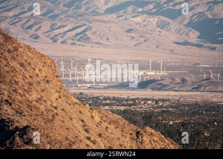 Pentes de montagne du désert de Palm Springs avec d'imposants moulins à vent en arrière-plan. Banque D'Images