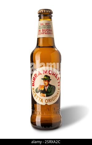Italie - 16 février 2025 : bouteille en verre brun de Birra Moretti ricetta originale (recette originale) sur fond blanc, une bière européenne pâle Lager b Banque D'Images