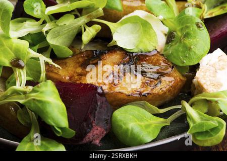 Salade de betterave rôtie, poire, laitue d'agneau, fromage Banque D'Images