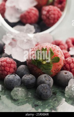 Libre tourné de framboises, mûres et fraises Banque D'Images