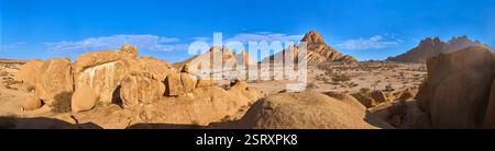 Vue panoramique sur le pain de sucre, le Spitzkoppe, et les montagnes Little Spitzkoppe dans la lumière du matin comme vu de l'Arc de roche, Namibie, Afrique. Banque D'Images
