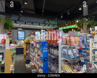 Explorer un magasin d'aliments naturels dynamique rempli de produits naturels Banque D'Images