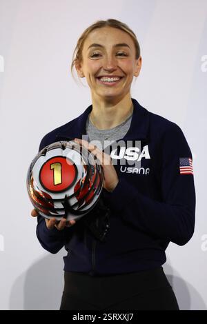 16 février 2025, Assago, Lombardie, Italie : KRISTEN SANTOS-GRISWOLD des États-Unis pose avec son Globe de cristal remporté dans la catégorie féminine du patinage de vitesse sur courte piste ISU au Forum Unipo à Assago, Italie (crédit image : © Mickael Chavet/ZUMA Press Wire) USAGE ÉDITORIAL SEULEMENT! Non destiné à UN USAGE commercial ! Banque D'Images