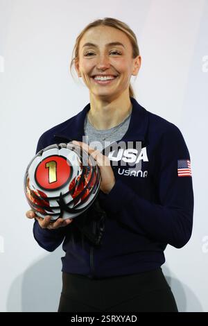 16 février 2025, Assago, Lombardie, Italie : KRISTEN SANTOS-GRISWOLD des États-Unis pose avec son Globe de cristal remporté dans la catégorie féminine du patinage de vitesse sur courte piste ISU au Forum Unipo à Assago, Italie (crédit image : © Mickael Chavet/ZUMA Press Wire) USAGE ÉDITORIAL SEULEMENT! Non destiné à UN USAGE commercial ! Banque D'Images