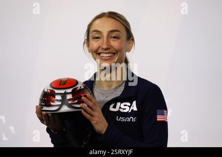 16 février 2025, Assago, Lombardie, Italie : KRISTEN SANTOS-GRISWOLD des États-Unis pose avec son casque spécial qui est un prix lié au Globe de cristal qu'elle a remporté dans la catégorie femmes de l'ISU Short Track Speed Skating au Unipo Forum à Assago, Italie (crédit image : © Mickael Chavet/ZUMA Press Wire) USAGE ÉDITORIAL SEULEMENT! Non destiné à UN USAGE commercial ! Banque D'Images