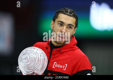 16 février 2025, Assago, Lombardie, Italie : WILLIAM DANDJINOU du Canada pose avec le globe de cristal qu'il a gagné dans la catégorie hommes du circuit mondial de patinage de vitesse sur courte piste ISU au Forum Unipo à Assago, Italie (crédit image : © Mickael Chavet/ZUMA Press Wire) USAGE ÉDITORIAL SEULEMENT! Non destiné à UN USAGE commercial ! Banque D'Images
