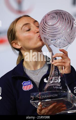 16 février 2025, Assago, Lombardie, Italie : KRISTEN SANTOS-GRISWOLD des États-Unis embrasse le Globe de cristal gagné dans la catégorie femmes de l'ISU patinage de vitesse sur courte piste au Forum Unipo à Assago, Italie (crédit image : © Mickael Chavet/ZUMA Press Wire) USAGE ÉDITORIAL SEULEMENT! Non destiné à UN USAGE commercial ! Banque D'Images