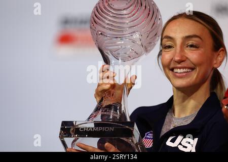 16 février 2025, Assago, Lombardie, Italie : KRISTEN SANTOS-GRISWOLD des États-Unis pose avec son Globe de cristal remporté dans la catégorie féminine du patinage de vitesse sur courte piste ISU au Forum Unipo à Assago, Italie (crédit image : © Mickael Chavet/ZUMA Press Wire) USAGE ÉDITORIAL SEULEMENT! Non destiné à UN USAGE commercial ! Banque D'Images