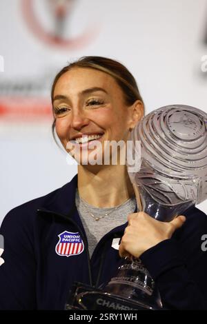 16 février 2025, Assago, Lombardie, Italie : KRISTEN SANTOS-GRISWOLD des États-Unis pose avec son Globe de cristal remporté dans la catégorie féminine du patinage de vitesse sur courte piste ISU au Forum Unipo à Assago, Italie (crédit image : © Mickael Chavet/ZUMA Press Wire) USAGE ÉDITORIAL SEULEMENT! Non destiné à UN USAGE commercial ! Banque D'Images