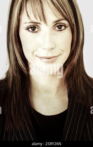 ALEX JONES, PRÉSENTATEUR de télévision, JEUNE, SHOOTING DE MODE : un tournage de mode de style de rue pré-national de l'ère télévisée des années 2000 avec le présentateur de télévision Alex Jones, âgé de 26 ans, à Newport le 11 février 2004. Photographie : ROB WATKINS. INFO : Alex Jones est un présentateur de télévision gallois connu pour avoir co-animé 'The One Show' de BBC One depuis 2010. Réputée pour sa présence engageante et chaleureuse à l'écran, elle est devenue une figure aimée de la télévision britannique, contribuant à divers programmes et projets. Banque D'Images